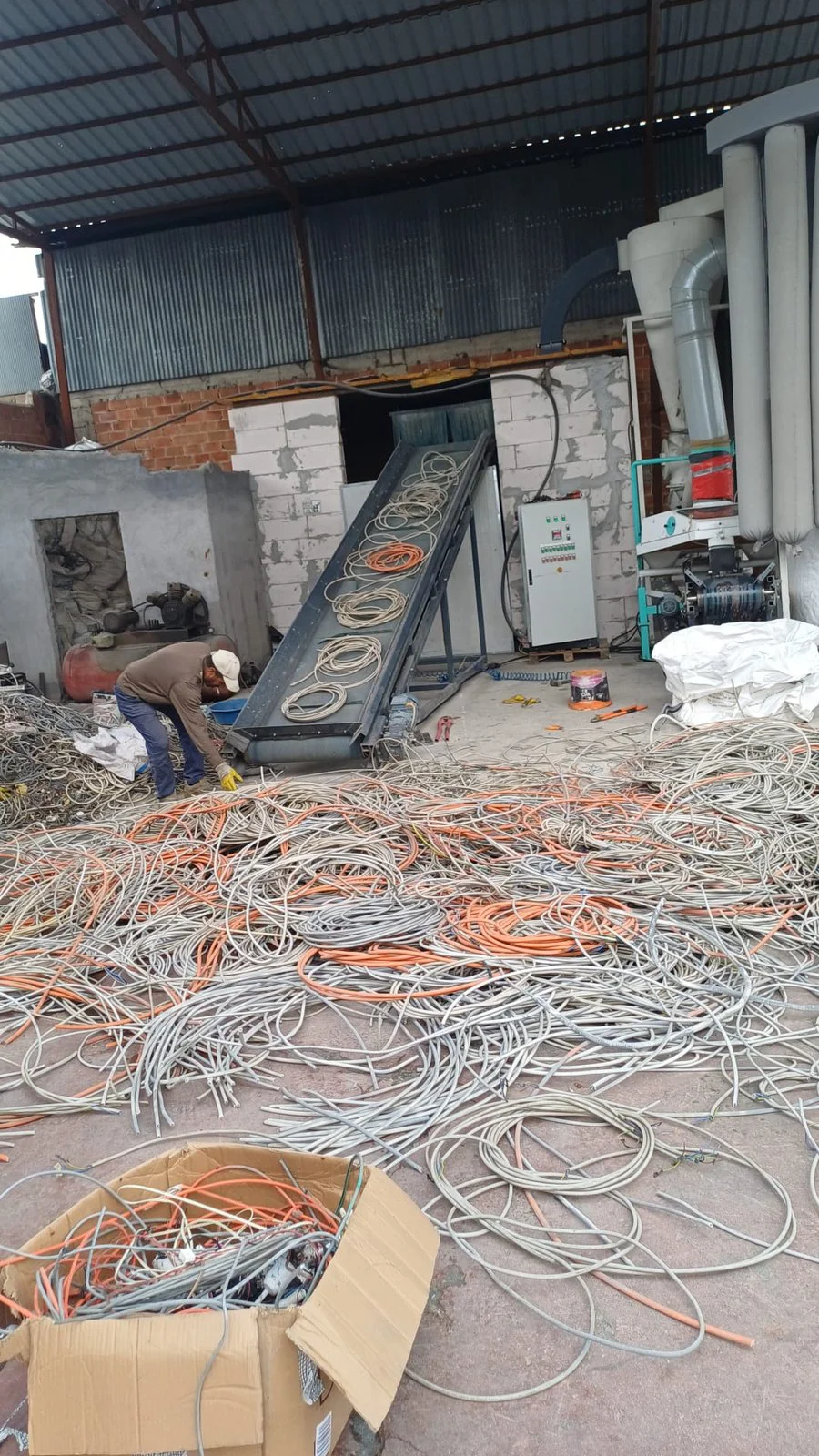 İşletme sahasına gelen hurda kablolar ve ayırma bandı